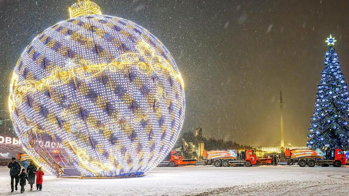 20-метровый новогодний шар на Поклонной горе в Москве