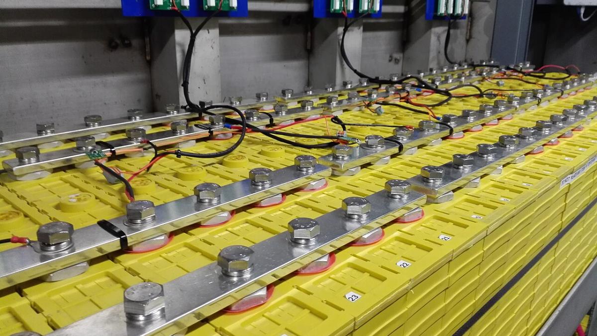 Несколько литий-железо-фосфатных элементов