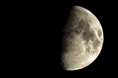 Луна оказалась не такой 