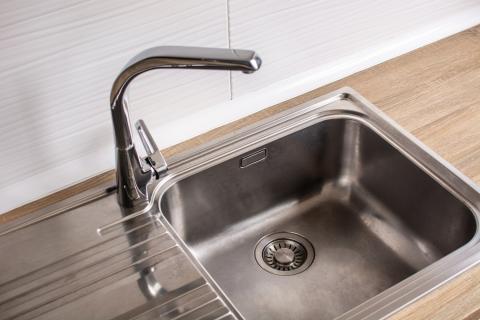 Герметик или гибкий плинтус: кто спасёт кухню от воды