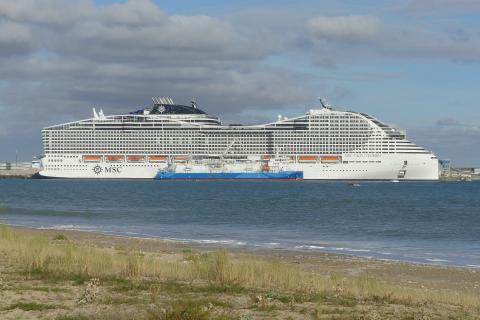 Более 6400 пассажиров застряли на лайнере MSC World Europa у острова Понца
