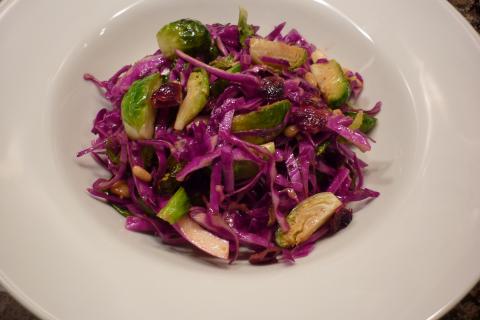 Рецепт салата Любовница включает курицу, орехи и сухофрукты
