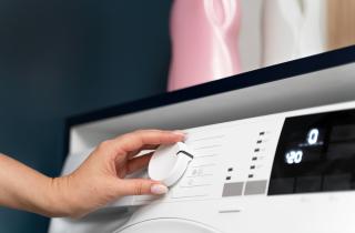 Удалить затвердевший порошок из лотка стиральной машины можно при помощи лимонной кислоты