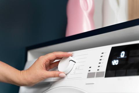 Удалить затвердевший порошок из лотка стиральной машины можно при помощи лимонной кислоты