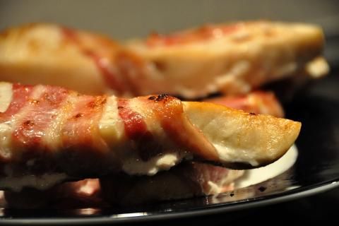 Рецепт пышных рулетиков с мясной начинкой и базиликом из духовки