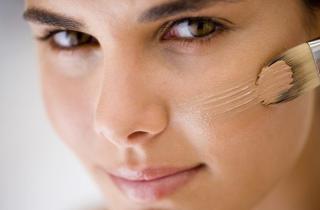 Подбор тонального крема рекомендуется проводить при дневном свете для точного совпадения оттенка