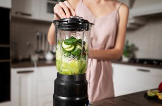 Блендер очищается за 30 секунд с водой и каплей средства — эксперты Allrecipes