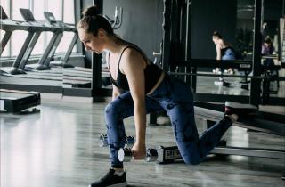 Не хожу в зал и не бегаю — нашла лестничный способ, который заменил всё кардио