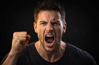 Привычка сдерживать гнев кажется безопасной, но психика отвечает иначе — последствия приходят позже