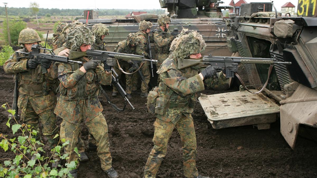 Panzergrenadiere neben Marder 1A3 Panzergrenadiere neben Marder 1A3