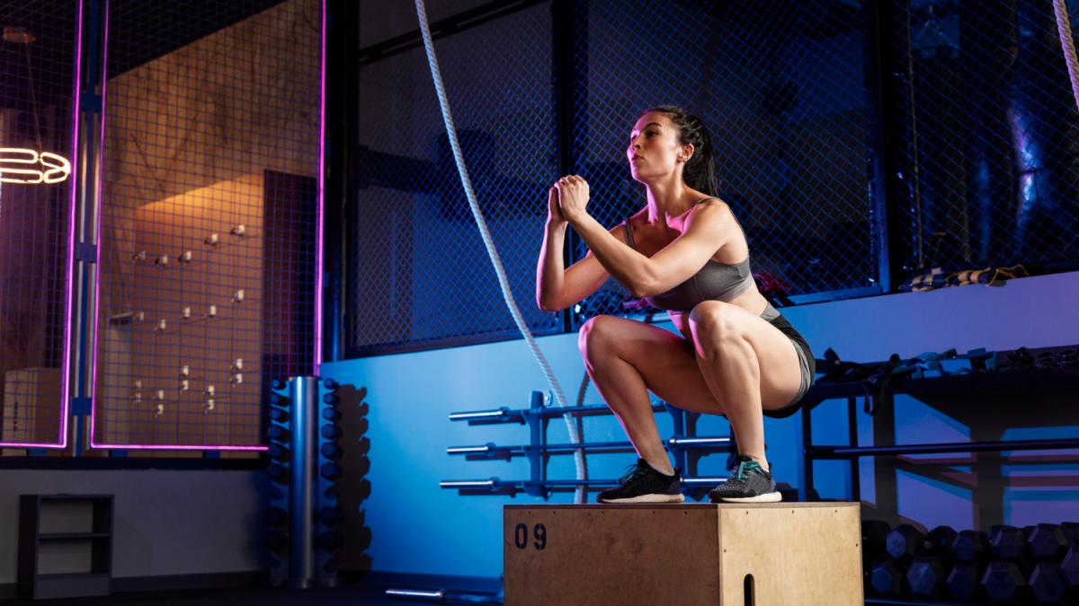 Девушка занимается кроссфитом