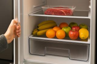 7 продуктов, которые нельзя хранить в холодильнике, если уезжаете надолго: фрукты, молочка, готовые блюда