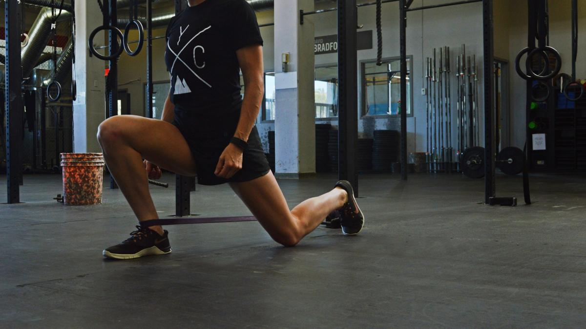 Женщина делает выпады