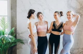 Комплекс домашних тренировок улучшил тонус груди — тренер Марло Фискен