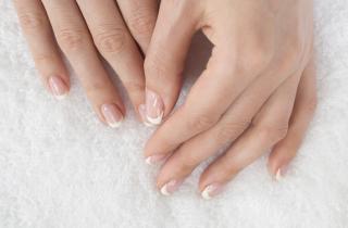Укрепление позиций холодной палитры для зимнего маникюра 2025 выявили эксперты индустрии