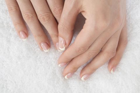 Укрепление позиций холодной палитры для зимнего маникюра 2025 выявили эксперты индустрии