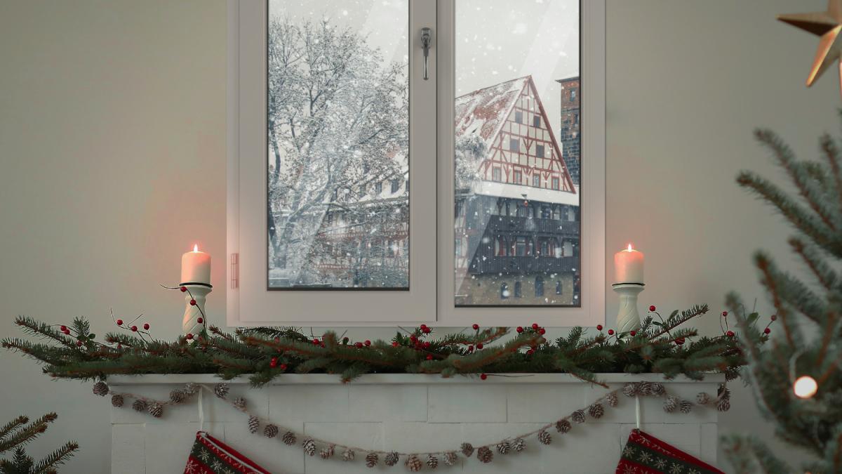 Окно с рождественским декором