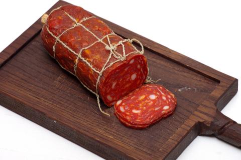 Липкая поверхность означает начало разложения белков в колбасе — производители