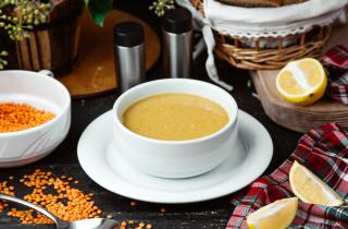 Гороховый суп на бульоне из свиных языков получается более густым и насыщенным — повара