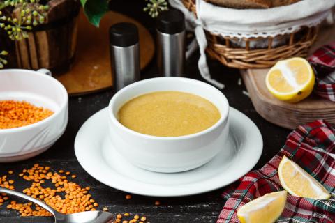 Гороховый суп на бульоне из свиных языков получается более густым и насыщенным — повара