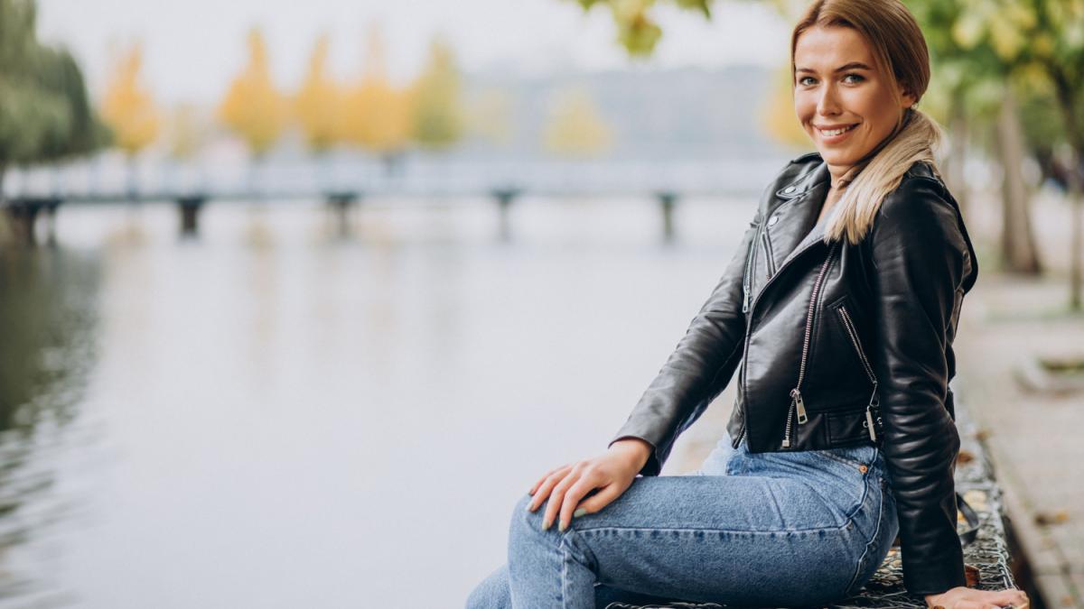 Девушка в джинсах
