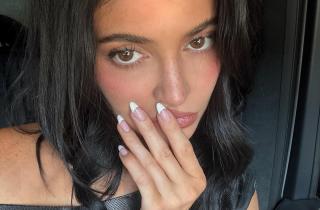 Французский маникюр с утолщённым белым кончиком снова стал модным трендом сезона