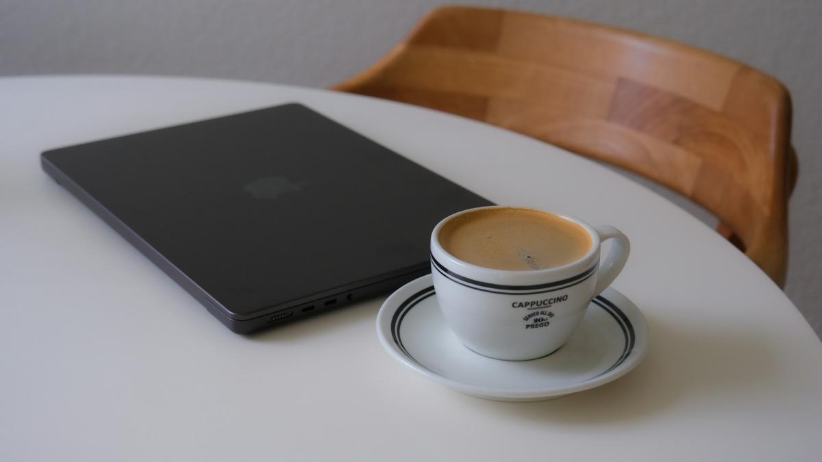 Планшет и кофе