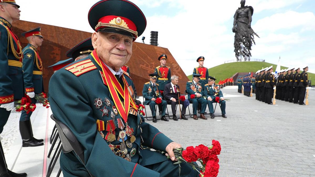 Ветераны в ожидании начала церемонии открытия Ржевского мемориала Советскому солдату