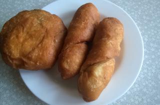 Беляши с картофельной начинкой запекаются в духовке при 180 °C около 40 минут — кулинары