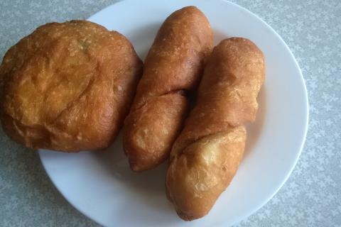 Беляши с картофельной начинкой запекаются в духовке при 180 °C около 40 минут — кулинары