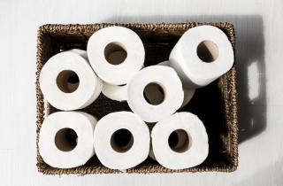 Сетка вместо шкафа: хлопковый мешок на крючке избавляет санузел от лишнего визуального шума