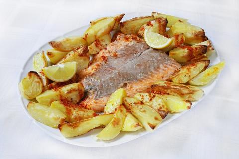 Как приготовить скумбрию с картошкой в духовке