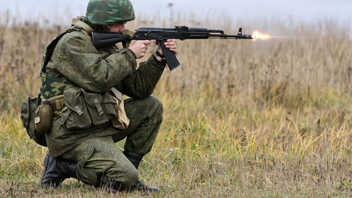 Российский военный с винтовкой Российский военный с винтовкой