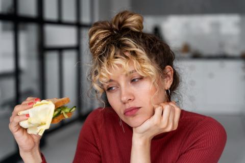 Екатерина Демьяновская объяснила связь между просмотром экранов во время еды и ожирением