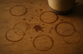 Жидкость для снятия лака признана рабочим способом для удаления пятен от чашек и напитков