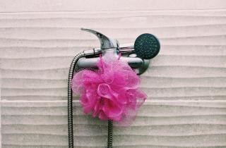 Плитка больше не в моде: пористая затирка копит опасный грибок и портит вид ванной комнаты