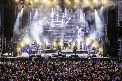Гитарист Madness Крис Форман сообщил о диагнозе миелома и проходит лечение в Великобритании