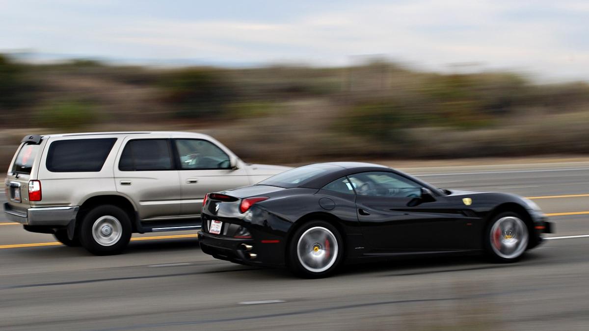 Ferrari California обгоняет на шоссе другую машину