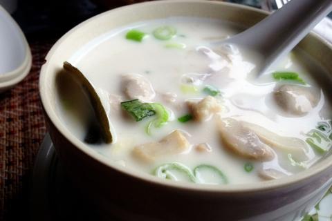 Рецепт острого куриного супа с рисовой лапшой и лаймом