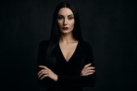 Мастера отмечают рост популярности ультрачёрного оттенка после показов Dior и Alexander McQueen