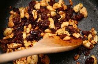 Изюм может запускать брожение без добавления дрожжей — биологи