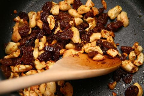 Изюм может запускать брожение без добавления дрожжей — биологи