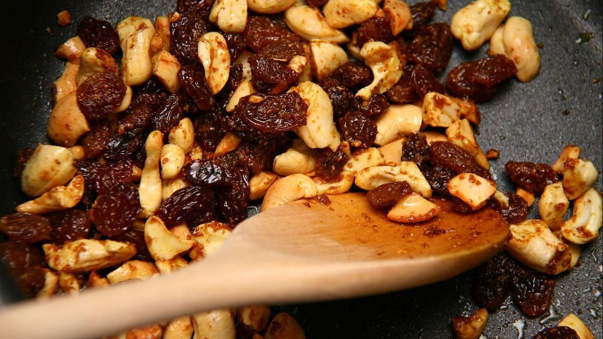 орехи и изюм