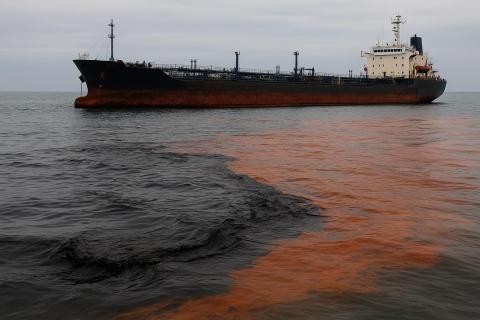 Нефтеразлив в акватории Новороссийска: терминал КТК приостановил работу после аварии