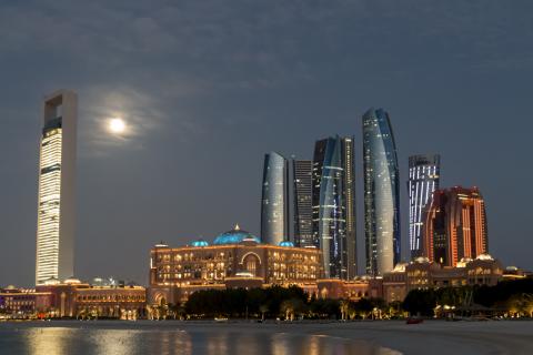 Абу-Даби ночью: концерты, ужины у моря и прогулки по пустыне под звездами