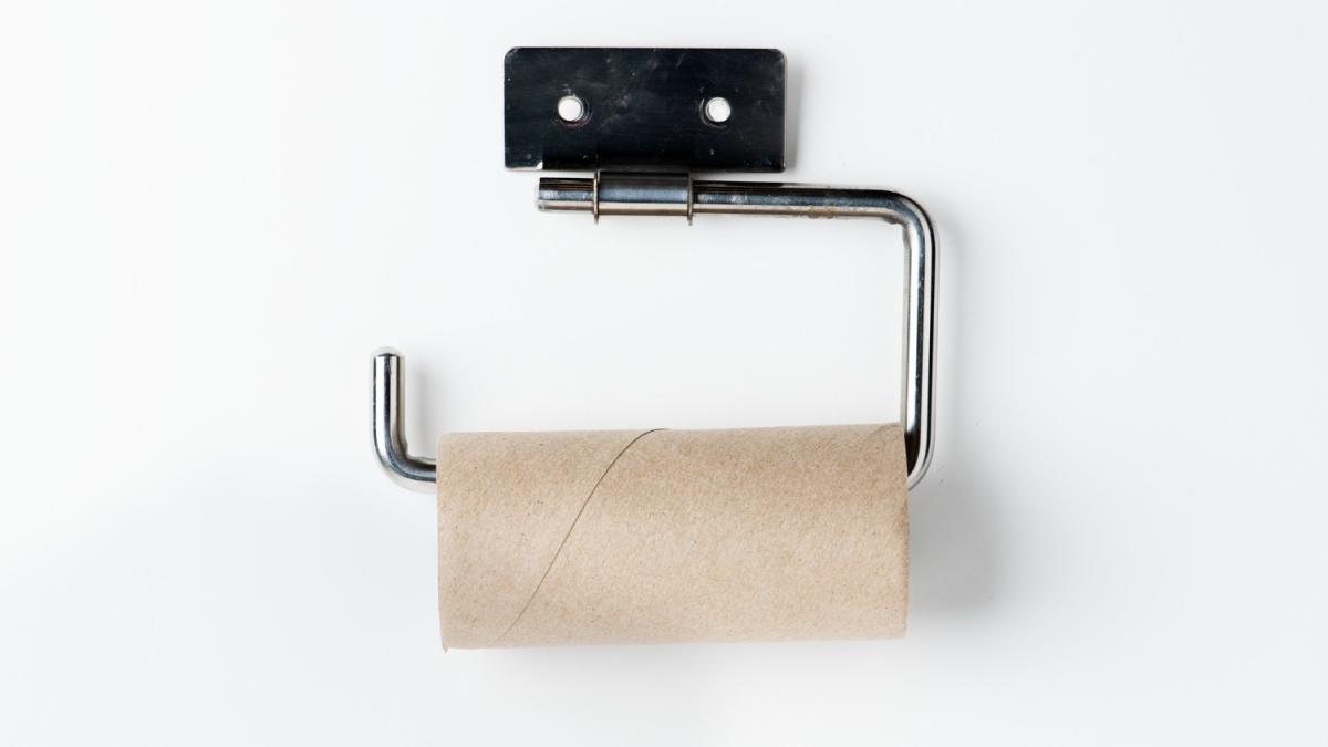 Пустой рулон туалетной бумаги