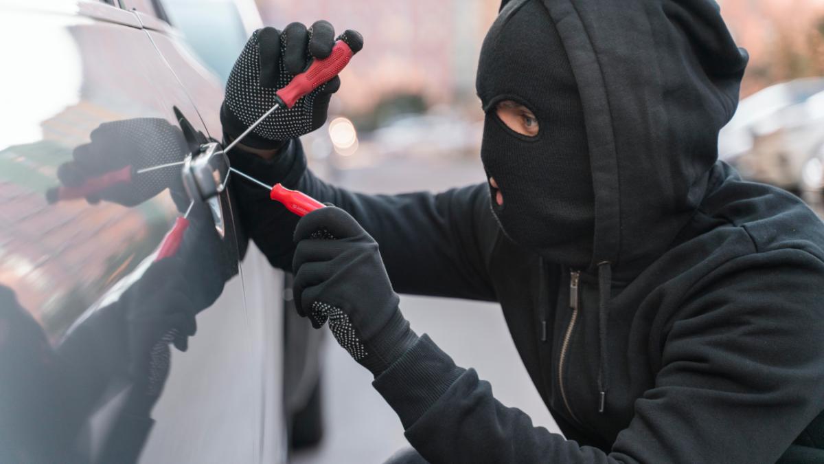 Преступник вскрывает машину