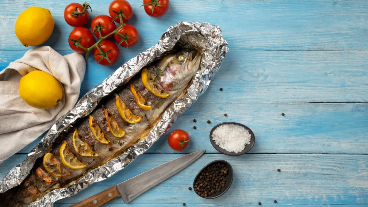 Запеченная рыба с морковью и луком