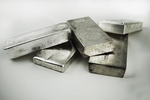 Фьючерс на серебро обновил исторический максимум, достигнув $66,360 за унцию — данные Comex