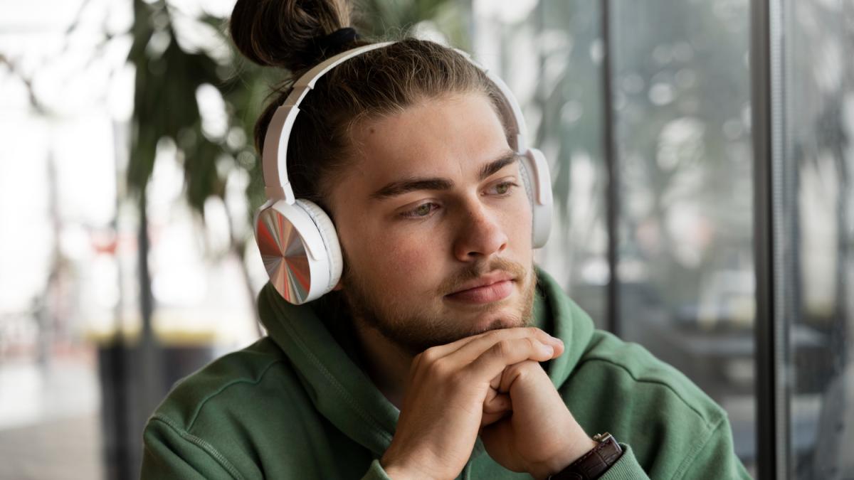 Мужчина в наушниках